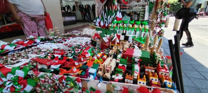 Continúa la venta de adornos patrios en el centro de ciudad de Xalapa. A decir del vendedor del puesto en la calle Enríquez, no hay muchas ventas,  Espera que al acercarse las festividades la situación mejore. 
