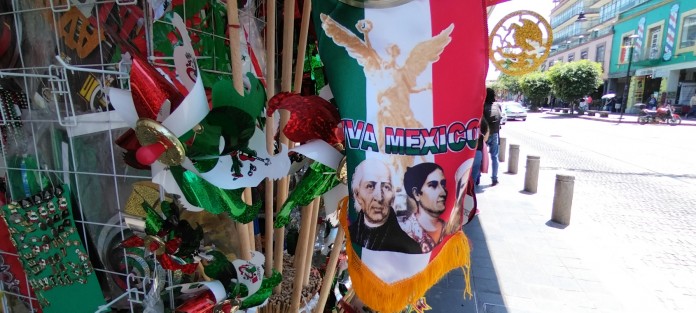 Continúa la venta de adornos patrios en el centro de ciudad de Xalapa. A decir del vendedor del puesto en la calle Enríquez, no hay muchas ventas,  Espera que al acercarse las festividades la situación mejore. 