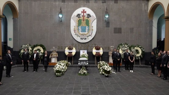 En el patio central del Palacio de Gobierno, se realizó un homenaje póstumo de cuerpo presente al Dr. Gerardo Díaz Morales, secretario de Salud del Estado, fallecido este martes.
