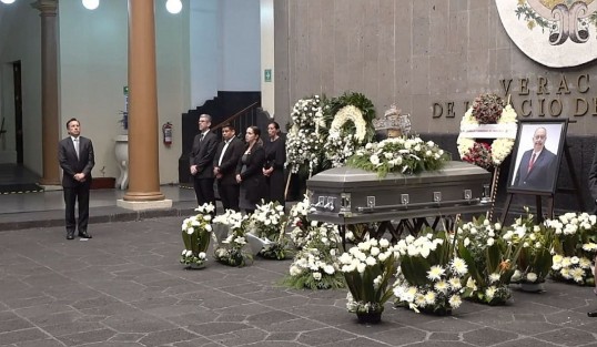 En el patio central del Palacio de Gobierno, se realizó un homenaje póstumo de cuerpo presente al Dr. Gerardo Díaz Morales, secretario de Salud del Estado, fallecido este martes.
