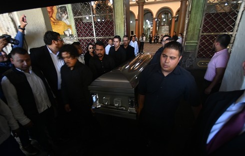 En el patio central del Palacio de Gobierno, se realizó un homenaje póstumo de cuerpo presente al Dr. Gerardo Díaz Morales, secretario de Salud del Estado, fallecido este martes.
