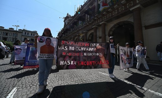 Posteriormente marcharon hasta el memorial de la avenida Xalapa.
