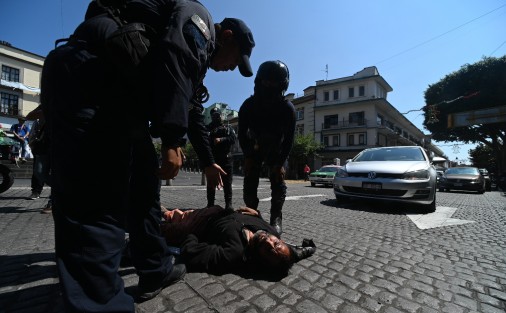 Un hombre en situación de calle colaboró con los colectivos que este día salieron nuevamente a exigir la búsqueda de sus familiares. Primero  bloqueó por momentos la calle Enríquez, y luego manchó con ellos. 
