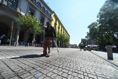 Un hombre en situación de calle colaboró con los colectivos que este día salieron nuevamente a exigir la búsqueda de sus familiares. Primero  bloqueó por momentos la calle Enríquez, y luego manchó con ellos. 
