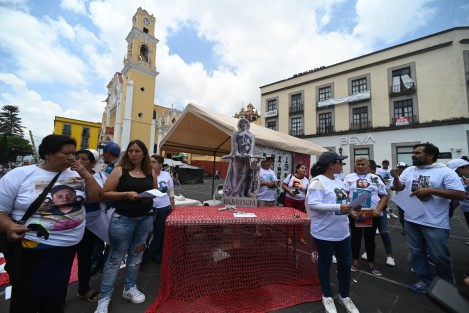 Un segundo grupo de familiares de desaparecidos  también se manifestó en Plaza Lerdo y posteriormente a la puerta principal  de Palacio de Gobierno, exigiendo atención del Gobernador para dar seguimiento a sus casos.
