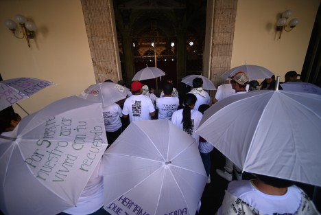 Un segundo grupo de familiares de desaparecidos  también se manifestó en Plaza Lerdo y posteriormente a la puerta principal  de Palacio de Gobierno, exigiendo atención del Gobernador para dar seguimiento a sus casos.
