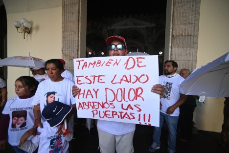 Un segundo grupo de familiares de desaparecidos  también se manifestó en Plaza Lerdo y posteriormente a la puerta principal  de Palacio de Gobierno, exigiendo atención del Gobernador para dar seguimiento a sus casos.
