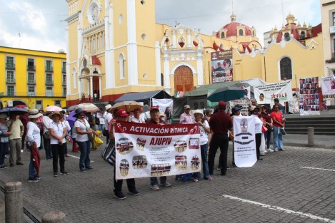 La Asociación de Jubilados y Pensionados del ISSSTE en Veracruz, que exige el pago de seguros, sigue sin ser atendida por el Gobierno del Estado. Volvieron a bloquear la calle Enríquez este jueves.