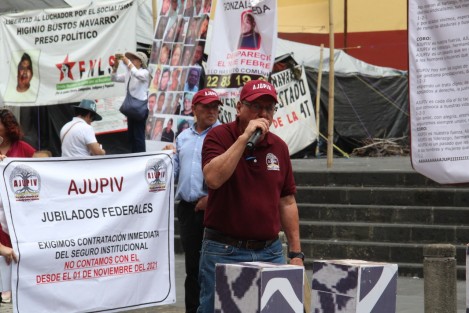 La Asociación de Jubilados y Pensionados del ISSSTE en Veracruz, que exige el pago de seguros, sigue sin ser atendida por el Gobierno del Estado. Volvieron a bloquear la calle Enríquez este jueves.