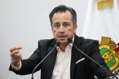  En conferencia de prensa, el gobernador Cuitláhuac García Jiménez dio a conocer que fueron suspendidas ocho gaseras en el norte del estado por diversas irregularidades, principalmente ante la sospecha de robo y venta ilegal, lo que daría pie a la disputa entre bandas delictivas en la región. 