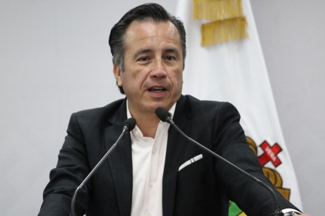 El gobernador Cuitláhuac García Jiménez confirmó la detención del alcalde de Nautla, Miguel N, tras un operativo efectuado por la Policía Naval en la ciudad de Veracruz, donde le fueron halladas armas de uso exclusivo del Ejército.

