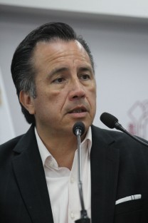  El gobernador Cuitláhuac García Jiménez confirmó la detención del alcalde de Nautla, Miguel N, tras un operativo efectuado por la Policía Naval en la ciudad de Veracruz, donde le fueron halladas armas de uso exclusivo del Ejército.