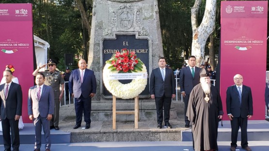  El secretario de Gobierno, Eric Cisneros Burgos, encabezó la primera guardia de honor en el monumento al Padre de la Patria, Miguel Hidalgo, en el parque de Los Berros con lo se dio inicio a las guardias.