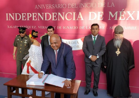  El secretario de Gobierno, Eric Cisneros Burgos, encabezó la primera guardia de honor en el monumento al Padre de la Patria, Miguel Hidalgo, en el parque de Los Berros con lo se dio inicio a las guardias.