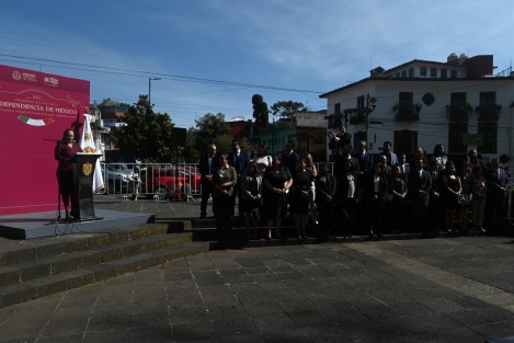 En compañia de su equipo de trabajo, la presidenta de la Comisión Estatal de Derechos Humanos, Namiko Matzumoto Benítez, montó guardia de honor al monumento a Miguel Hidalgo y Costilla en Los Berros. 