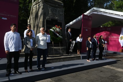 Personal de la Comisión Nacional para el Desarrollo de los Pueblos Indígenas (INPI) encabezados por la directora Magdalena Hernández, montó guardia de honor ante el monumento al Padre de la Patria.