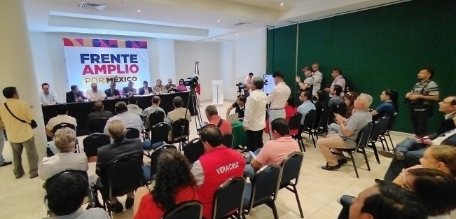 Las dirigencias estatales del PRD, PRI y PAN confirmaron su apoyo a Xóchitl Gálvez como candidata del Frente Amplio para buscar la Presidencia de la República.