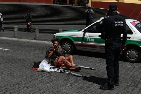 Este hombre en situación de calle sigue tirándose frente a los autos que pasan por la calle Enríquez, poniendo en riesgo su vida y comprometiendo a los conductores.