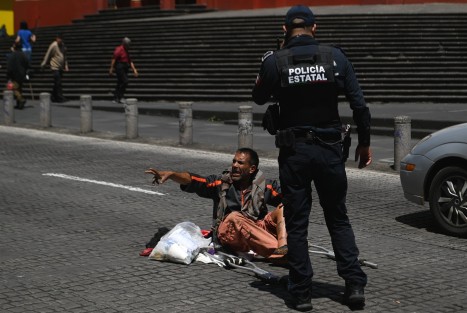 En una controvertida situación, personas como este hombre, no pueden ser retirados de la calle sin propio consentimiento, incluso si se les trasladara a un albergue. Foto:
