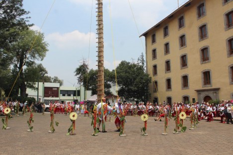  En el Complejo Cultural Los Pinos el día de hoy dio inicio el octavo Encuentro Nacional de la Ceremonia Ritual de Voladores, realizado por la Secretaría de Cultura a través de la Dirección General de Culturas Populares, en coordinación con el Consejo para la Protección y Preservación de la Ceremonia Ritual de Voladores A.C.. 