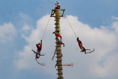 Esta edición cuenta con la participación de 267 voladores, entre los que destacan 44 mujeres, todos ellos representantes de 16 comunidades de Puebla, San Luis Potosí, Michoacán y Veracruz, además del vecino país de Guatemala, que se reúnen con el propósito de preservar la unidad y forjar una Red Nacional y Binacional que trabaje en la salvaguarda de los valores universales de esta ceremonia ritual.  