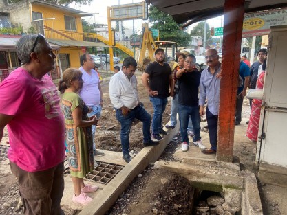 Este sábado, el alcalde de Xalapa, Ricardo Ahued Bardahuil atendió a vecinos de la calle Ángel Carvajal y de la calle Pinos de la colonia Emiliano Zapata,  donde se supervisaron los trabajos de pavimentación.