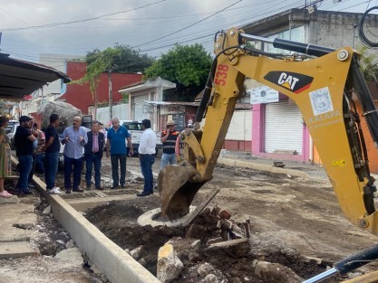 Este sábado, el alcalde de Xalapa, Ricardo Ahued Bardahuil atendió a vecinos de la calle Ángel Carvajal y de la calle Pinos de la colonia Emiliano Zapata,  donde se supervisaron los trabajos de pavimentación.