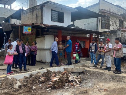Este sábado, el alcalde de Xalapa, Ricardo Ahued Bardahuil atendió a vecinos de la calle Ángel Carvajal y de la calle Pinos de la colonia Emiliano Zapata,  donde se supervisaron los trabajos de pavimentación.