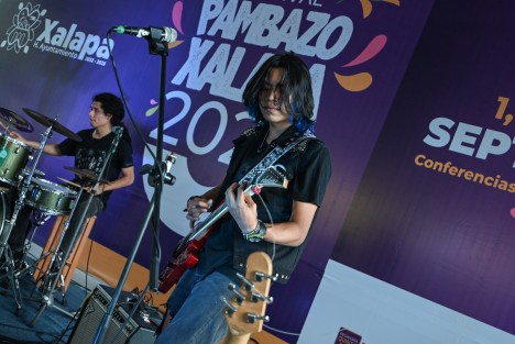 Hoy se presentó la banda de ska AntiCover, como parte del programa artístico en el Festival del Pambazo Xalapa 2023 en el Parque Juárez. Esta banda promueve la creación de letra y música nueva, oponiéndose a tocar covers, creando canciones nuevas y originales