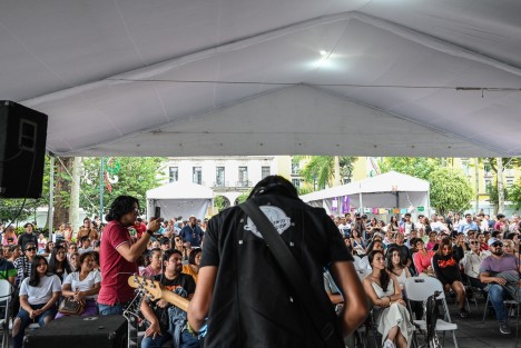 Hoy se presentó la banda de ska AntiCover, como parte del programa artístico en el Festival del Pambazo Xalapa 2023 en el Parque Juárez. Esta banda promueve la creación de letra y música nueva, oponiéndose a tocar covers, creando canciones nuevas y originales