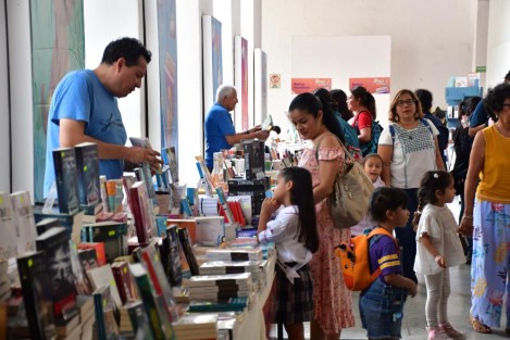 Después de cinco días de charlas, talleres, funciones de cine, expoventa de libros, presentaciones editoriales y artísticas, este domingo concluyó la 3ª Feria Nacional del Libro Infantil y Juvenil en el puerto de Veracruz, que tuvo lugar del 30 de agosto al 3 de septiembre de manera presencial en el Exconvento Betlehemita Centro Cultural y en modalidad virtual a través de las redes sociales @IVECFerias e @IVECoficial.