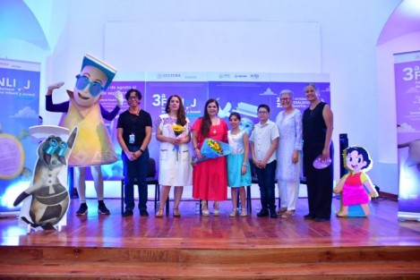 Después de cinco días de charlas, talleres, funciones de cine, expoventa de libros, presentaciones editoriales y artísticas, este domingo concluyó la 3ª Feria Nacional del Libro Infantil y Juvenil en el puerto de Veracruz, que tuvo lugar del 30 de agosto al 3 de septiembre de manera presencial en el Exconvento Betlehemita Centro Cultural y en modalidad virtual a través de las redes sociales @IVECFerias e @IVECoficial.