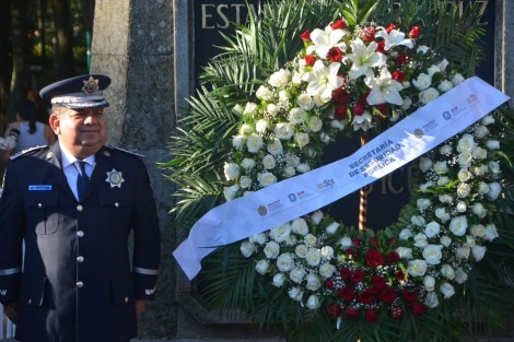 Acompañado por su equipo de trabajo, Cuauhtémoc Zúñiga Bonilla, titular de la Secretaría de Seguridad Pública, montó guardia de honor al Padre de la Patria ante su monumento, en Los Berros.