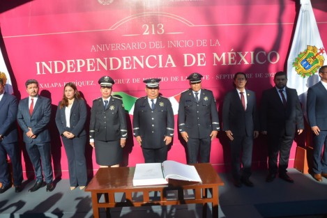 Acompañado por su equipo de trabajo, Cuauhtémoc Zúñiga Bonilla, titular de la Secretaría de Seguridad Pública, montó guardia de honor al Padre de la Patria ante su monumento, en Los Berros.