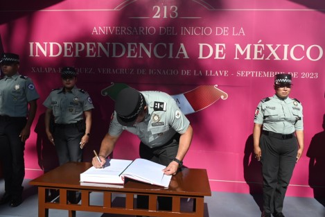 Elementos de la Guardia Nacional rindieron honores al Padre de la Patria ante su monumento en el parque de los Berros. 