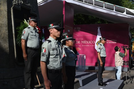 Elementos de la Guardia Nacional rindieron honores al Padre de la Patria ante su monumento en el parque de los Berros. 