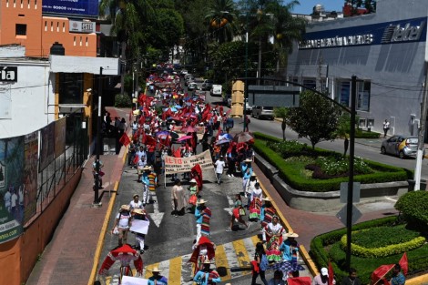 Integrantes del Movimiento Antorchista marcharon desde el Teatro del Estado hasta la Plaza Lerdo. Acusaron al Gobierno de desviar recursos para campañas.