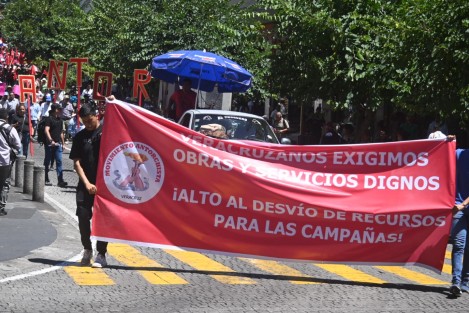 Integrantes del Movimiento Antorchista marcharon desde el Teatro del Estado hasta la Plaza Lerdo. Acusaron al Gobierno de desviar recursos para campañas.