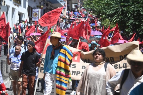 Integrantes del Movimiento Antorchista marcharon desde el Teatro del Estado hasta la Plaza Lerdo. Acusaron al Gobierno de desviar recursos para campañas.