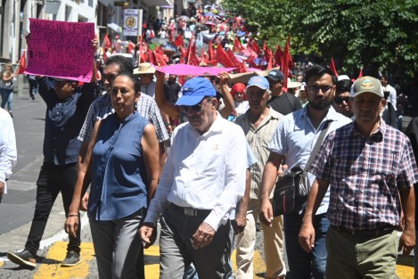 Integrantes del Movimiento Antorchista marcharon desde el Teatro del Estado hasta la Plaza Lerdo. Acusaron al Gobierno de desviar recursos para campañas.