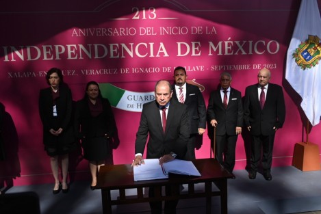 El comisionado del IPAX, Héctor Manuel Rivera Hernández, encabezó la guardia de honor al monumento de Miguel Hidalgo y Costilla. 