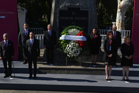 El comisionado del IPAX, Héctor Manuel Rivera Hernández, encabezó la guardia de honor al monumento de Miguel Hidalgo y Costilla. 