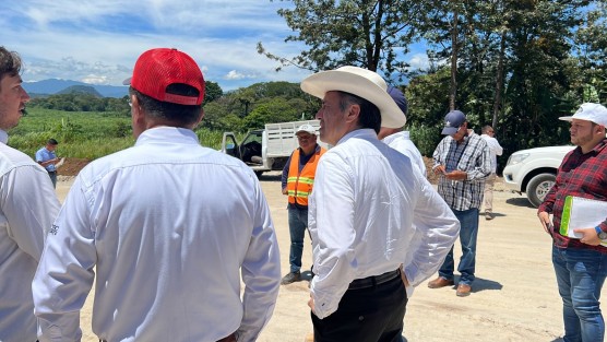 El gobernador Cuitláhuac García Jiménez supervisó este lunes las obras de la segunda etapa del libramiento de Coatepec. 
