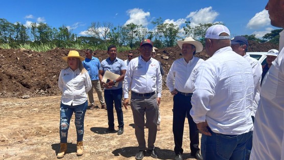 El gobernador Cuitláhuac García Jiménez supervisó este lunes las obras de la segunda etapa del libramiento de Coatepec. 