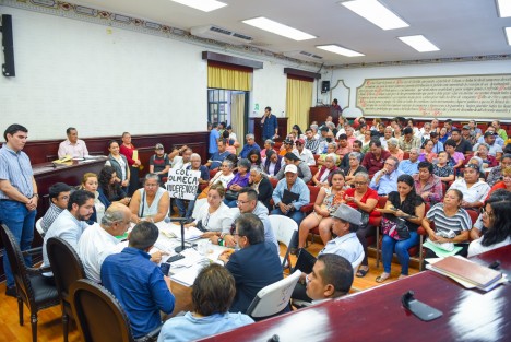 En la Sala de Cabildo, el Edil atendió y escuchó de primera mano las necesidades sociales y de obra de la población que se dio cita esta mañana en el Palacio Municipal. 