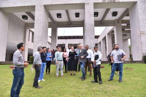 Como parte de los trabajos para la construcción del Memorial de las y los Héroes Veracruzanos de la Salud en el Palacio Legislativo, la diputada Nora Jéssica Lagunes Jáuregui se reunió con representantes de instituciones de educación superior interesados en participar, a quienes dio a conocer los lineamientos técnicos que debe reunir el proyecto. 