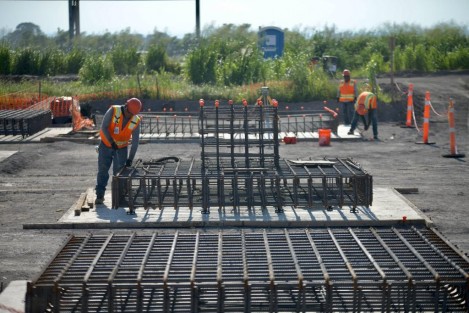  El gobernador, Cuitláhuac García Jiménez y el vicepresidente de Asuntos Corporativos de Constellation Brands, Bernardo Martínez Aguirre recorrieron los avances de la construcción de la nueva planta cervecera, considerada la inversión privada más importante de este sexenio. 