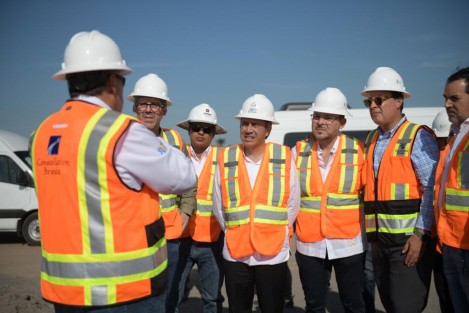  El gobernador, Cuitláhuac García Jiménez y el vicepresidente de Asuntos Corporativos de Constellation Brands, Bernardo Martínez Aguirre recorrieron los avances de la construcción de la nueva planta cervecera, considerada la inversión privada más importante de este sexenio. 