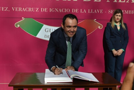 José Luis Lima Franco, Secretario de Finanzas, acompañado por sus colaboradores de SEFIPLAN, en la guardia de honor ante el monumento a Miguel Hidalgo y Costilla, en el parque Los Berros.