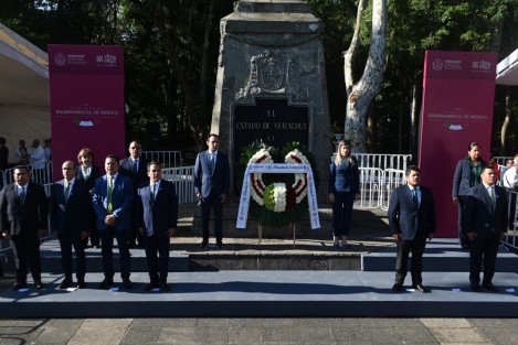 José Luis Lima Franco, Secretario de Finanzas, acompañado por sus colaboradores de SEFIPLAN, en la guardia de honor ante el monumento a Miguel Hidalgo y Costilla, en el parque Los Berros.